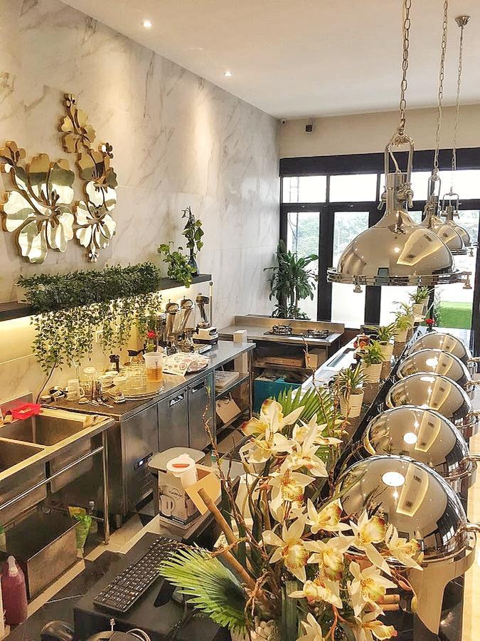 Eightin Hotel Sudirman Джакарта Экстерьер фото