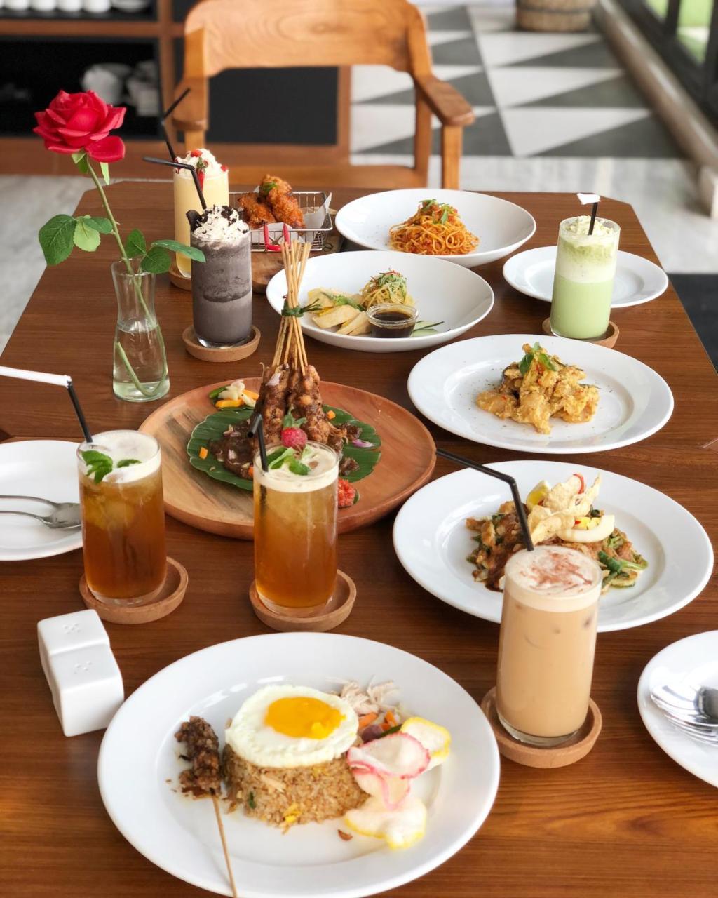 Eightin Hotel Sudirman Джакарта Экстерьер фото