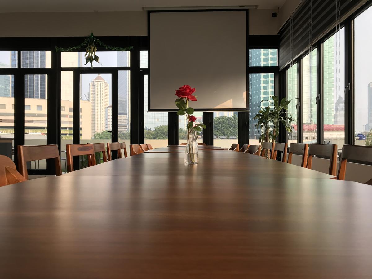 Eightin Hotel Sudirman Джакарта Экстерьер фото